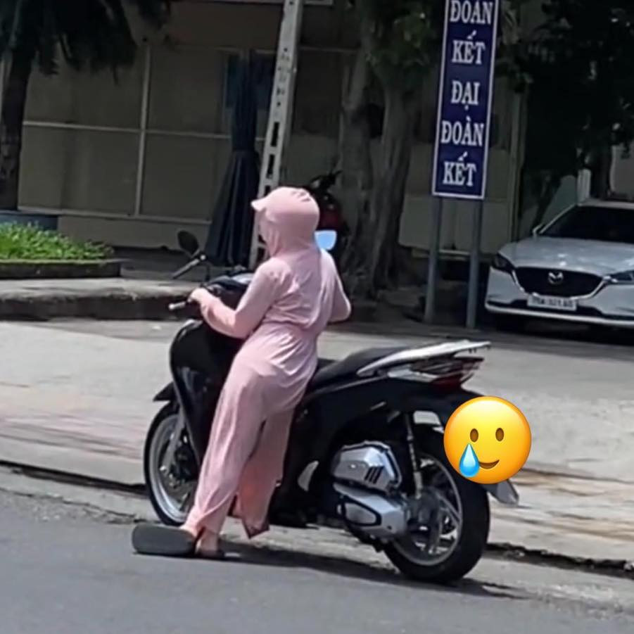 Một cư dân mạng ghi lại cảnh này và viết: "Xin lỗi vì chiều cao có giới hạn nhưng tại nhà cũng có tiền nên là...". Ảnh: Tín Nguyễn