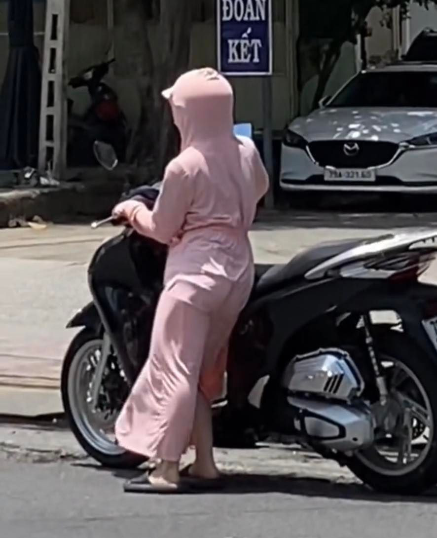 Bên dưới cư dân mạng cho rằng cô gái nên lựa chọn phương tiện phù hợp với vóc dáng của mình. Vì việc dừng đỗ "cồng kềnh" như trên không chỉ nhọc công cho chính chủ mà còn nguy hiểm. Ảnh: Tín Nguyễn