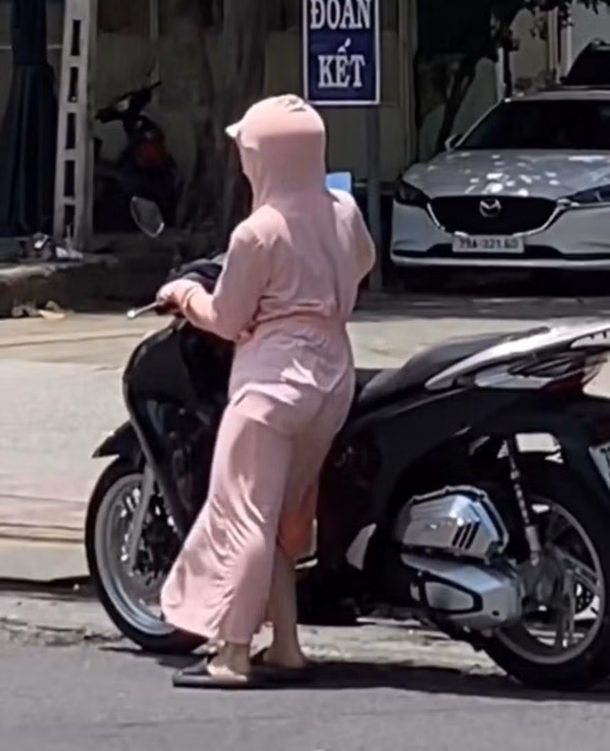 Bên dưới cư dân mạng cho rằng cô gái nên lựa chọn phương tiện phù hợp với vóc dáng của mình. Vì việc dừng đỗ "cồng kềnh" như trên không chỉ nhọc công cho chính chủ mà còn nguy hiểm. Ảnh: Tín Nguyễn