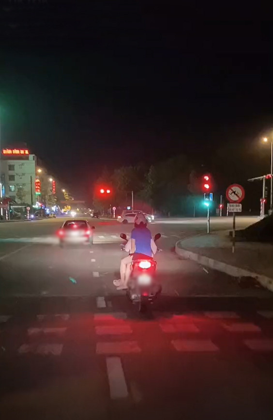 Dù thỏa mãn được đam mê, nhưng không phủ nhận rằng việc điều khiển những chiếc xe "quá khổ" khiến chị em chân ngắn rất vất vả khi dừng xe.