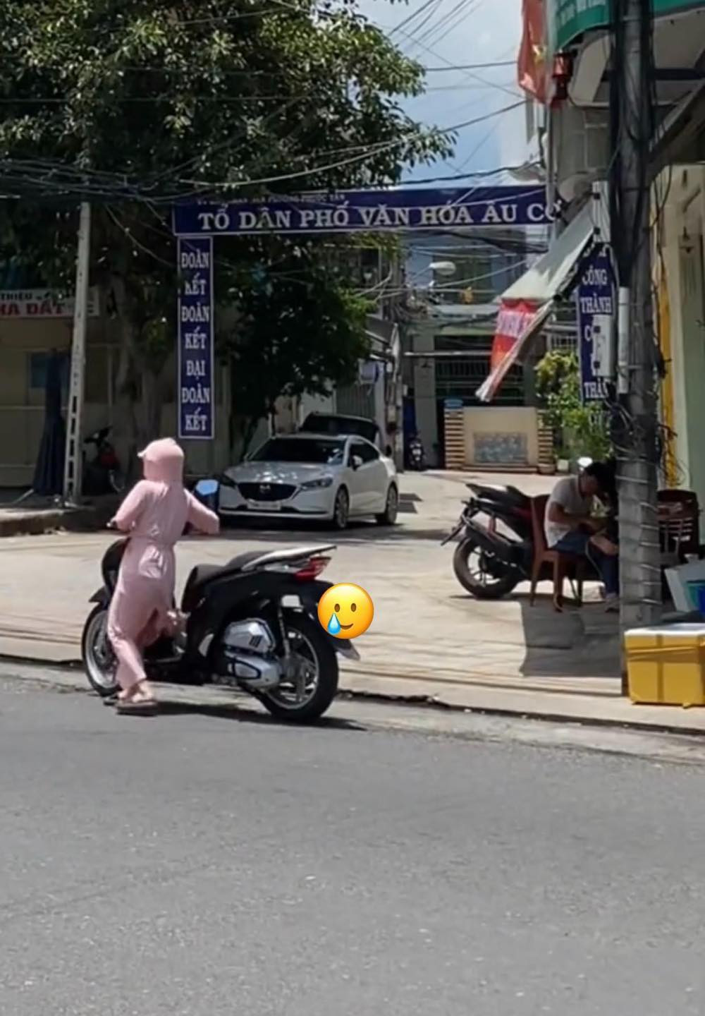 Cụ thể, khi cô gái nấm lùn này gần đến đèn đỏ, cô nàng chạy chậm lại rồi dừng xe nhảy xuống chống bằng cả hai chân. Khi đèn xanh lại tất tả nhảy lên xe dù đang mặc áo chống nắng khá vướng víu. Ảnh: Tín Nguyễn