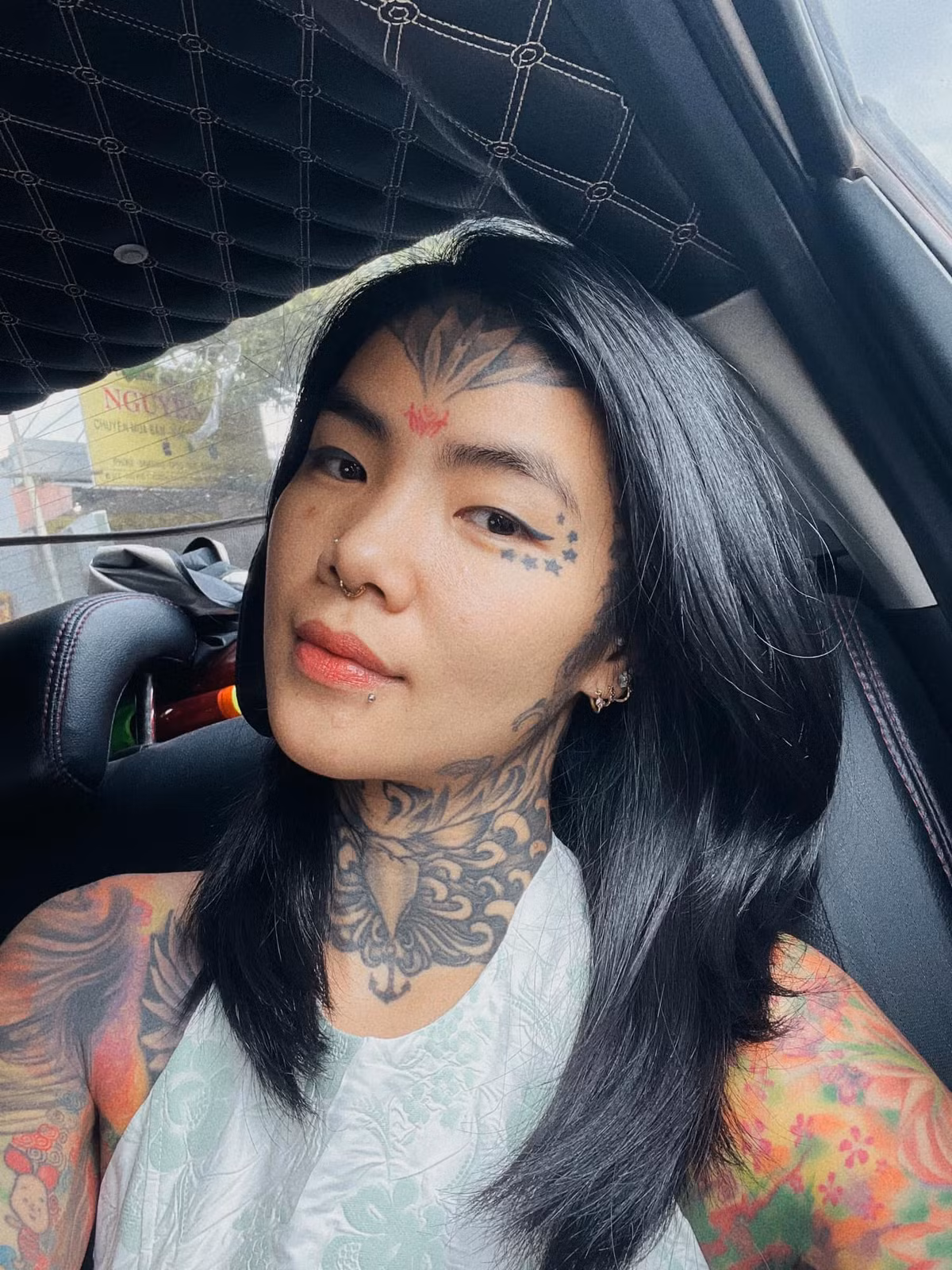 Cô “vẽ” những hình xăm hầm hố lên người chỉ bởi “muốn thu hút người khác”.