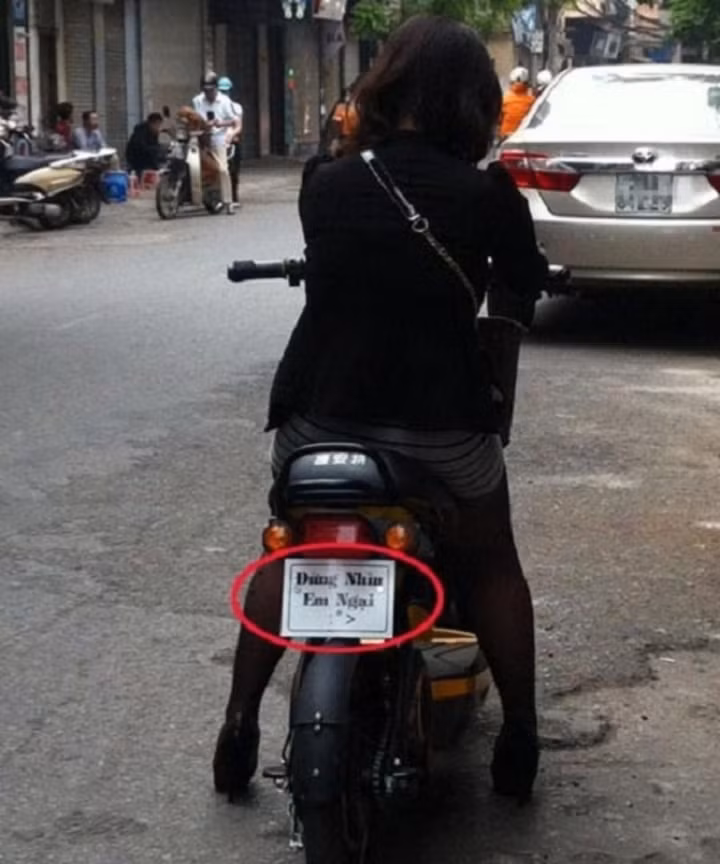 Để không làm ảnh hưởng đến giao thông nên chủ các phương tiện đã sáng tạo ra những thông điệp hài hước, thiết thực nhằm để mọi người thông cảm.