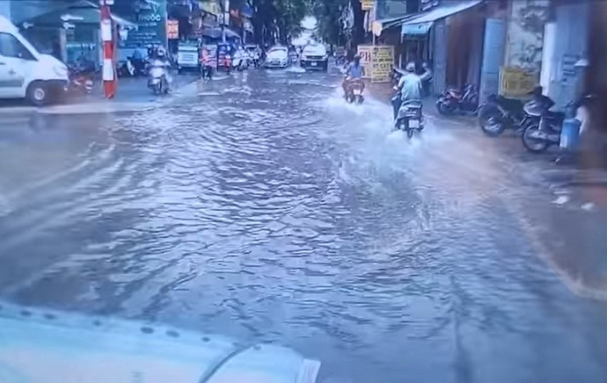 Duong ngap, tai xe tang ga tat nuoc nguoi di duong gay phan no