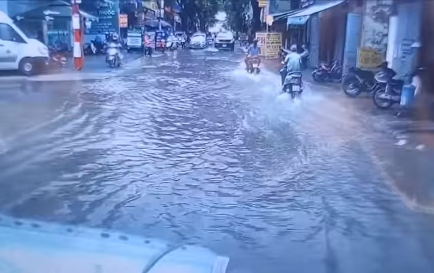 Duong ngap, tai xe tang ga tat nuoc nguoi di duong gay phan no