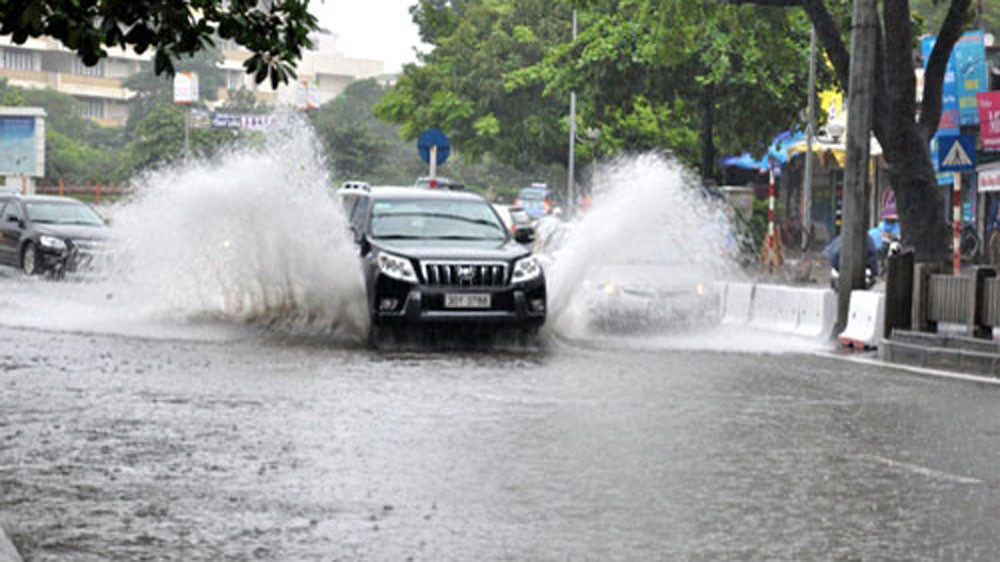 Lắm lúc đi bên cạnh những chiếc ôtô khi đường ngập, nhiều người đi đường chỉ mong họ có thể đi chậm lại một chút, giữ ga đều một chút cho những người xung quanh bớt khổ.