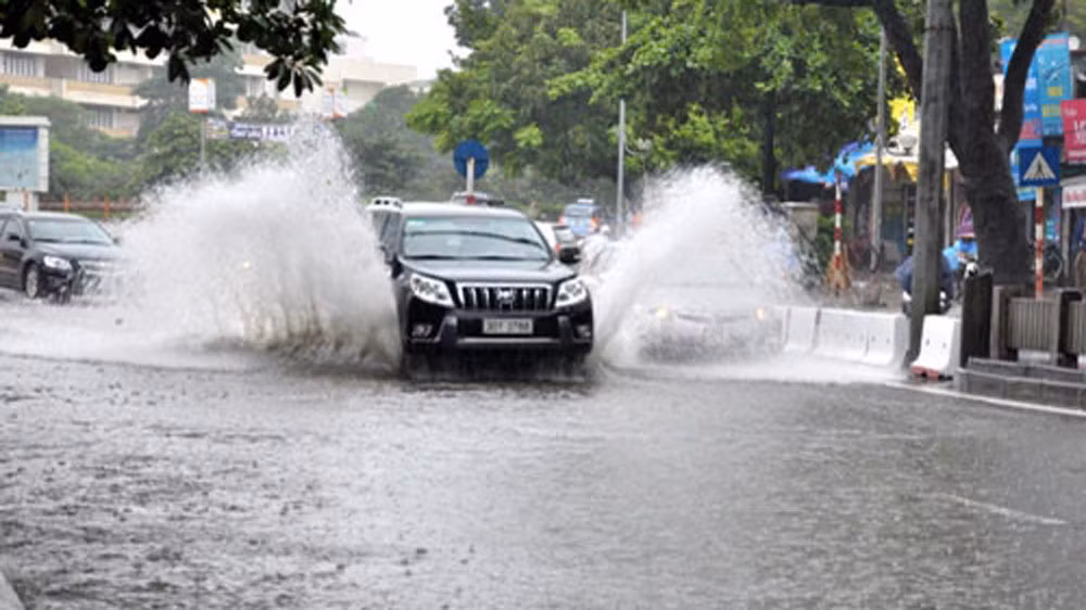 Lắm lúc đi bên cạnh những chiếc ôtô khi đường ngập, nhiều người đi đường chỉ mong họ có thể đi chậm lại một chút, giữ ga đều một chút cho những người xung quanh bớt khổ.