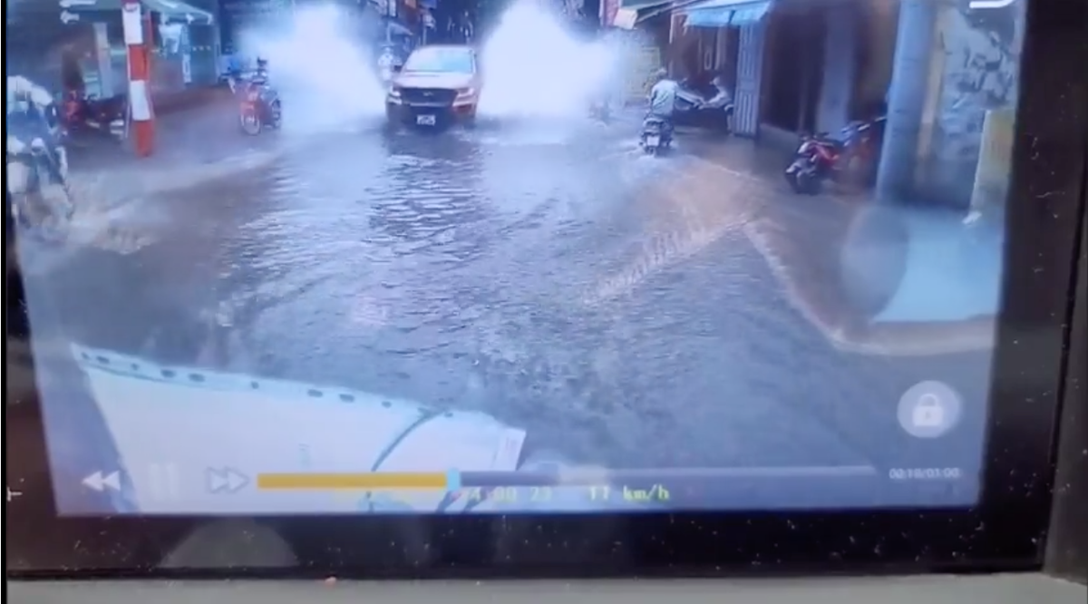 Lực hắt nước mạnh còn khiến cho tấm biển quảng cáo hàng quán ven đường bị xô đẩy.