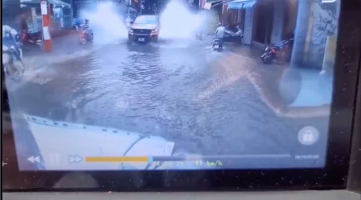 Lực hắt nước mạnh còn khiến cho tấm biển quảng cáo hàng quán ven đường bị xô đẩy.