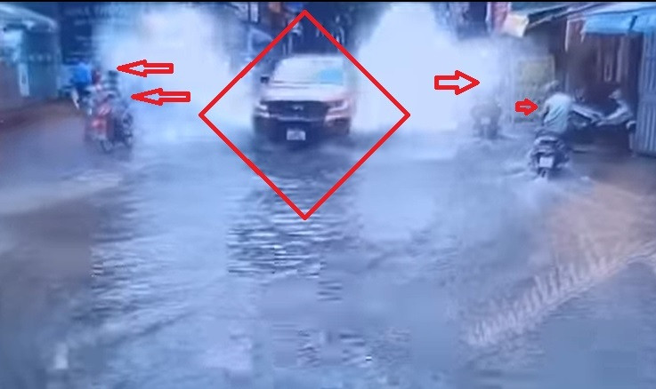 Xem tình huống trên, đa phần cư dân mạng bày tỏ sự bức xúc với hành động vô ý thức của tài xế ô tô khi tham gia giao thông trong điều kiện đường ngập nước.