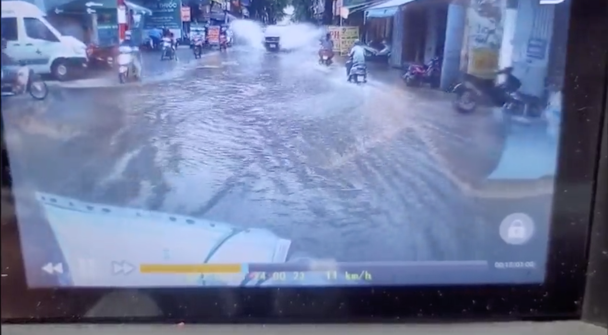 Đoạn clip ghi lại cảnh ô tô tạt nước này đã khiến cho hàng chục người đi xe máy 2 bên đường hứng trọn làn nước bẩn.
