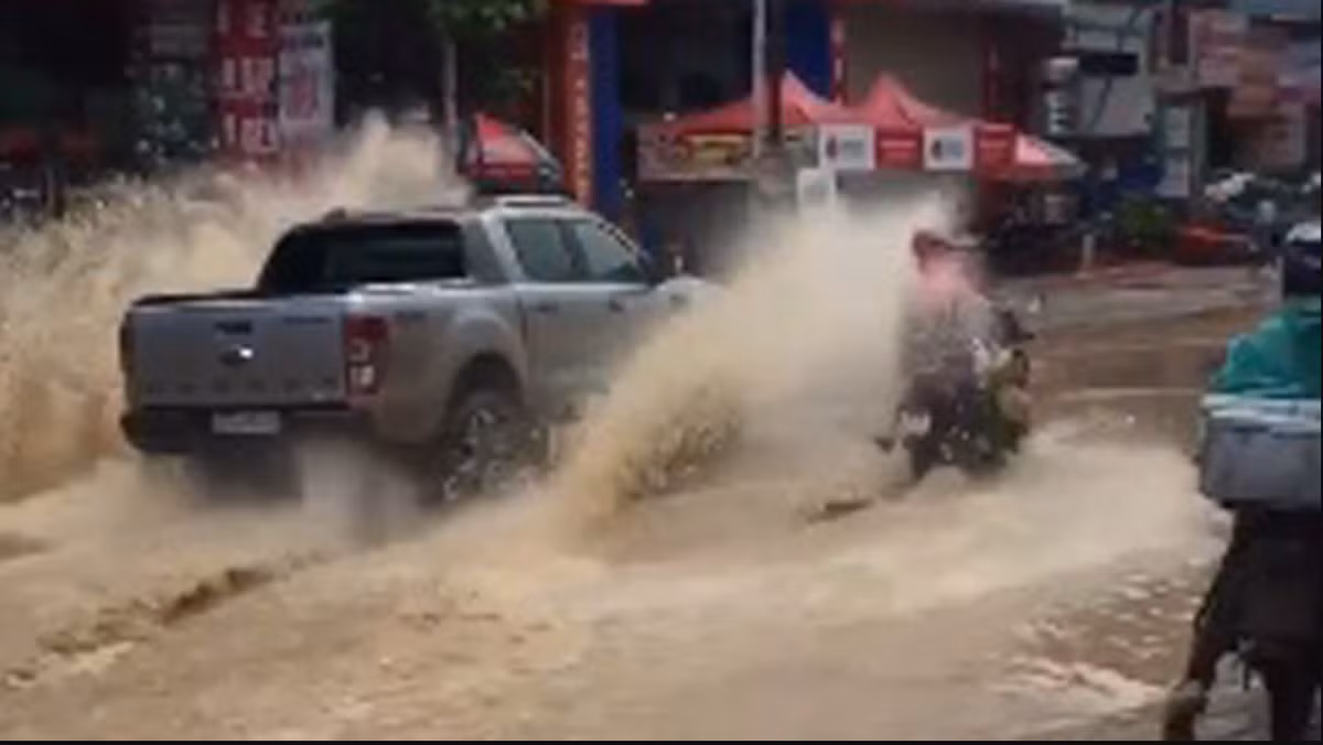 Nhiều người đi xe máy, đi bộ vô tình hứng trọn làn nước bẩn chỉ vì ý thức kém của một số tài xế ô tô. Ảnh: Chụp màn hình