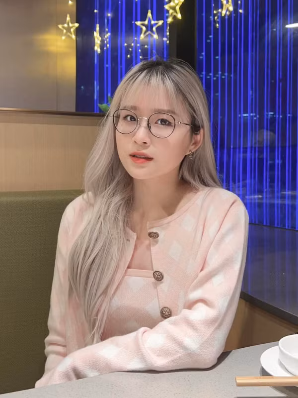 Nữ TikToker nổi tiếng với ngoại hình xinh xắn, thành tích học tập đáng ngưỡng mộ, cùng cuộc sống sang chảnh và câu nói viral: “Hello mọi người, lại là Chao đây”.