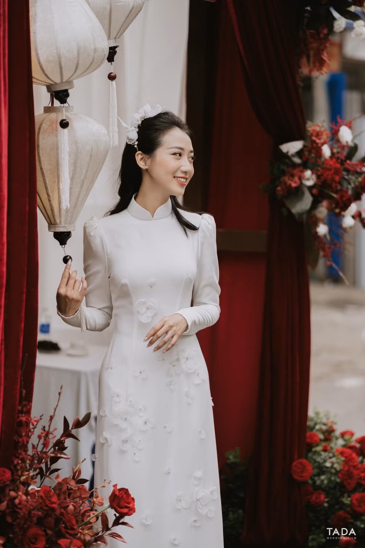 Các mẫu áo dài trắng được nhiều cô dâu lựa chọn trong ngày trọng đại, Kiều Ly không ngoại lệ.