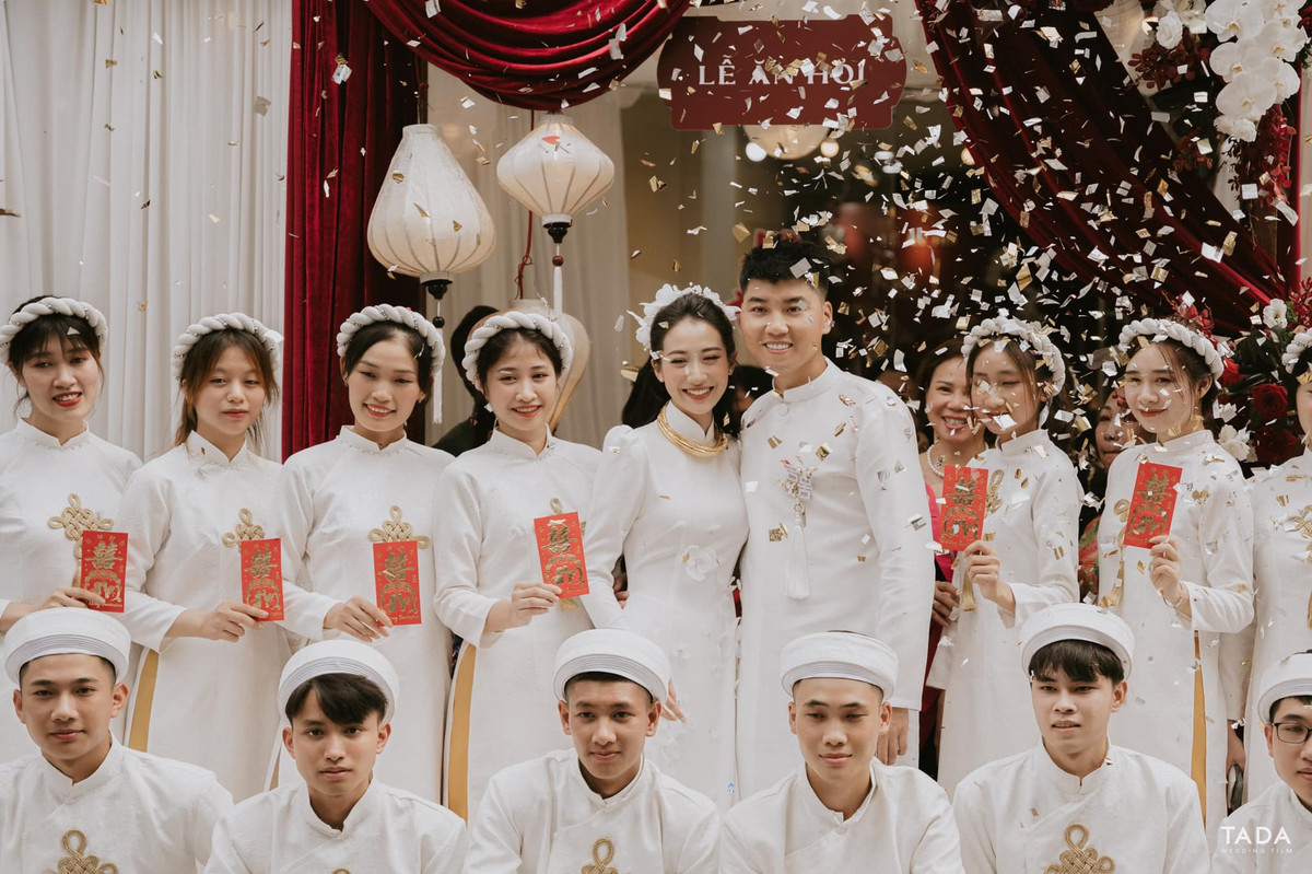 Không gian buổi tiệc được trang trí tông đỏ trắng vừa truyền thống vừa phá cách. Nàng hot girl Hà thành cũng đề ra dresscode cho các khách mời tham dự là mặc đồ trắng đen.