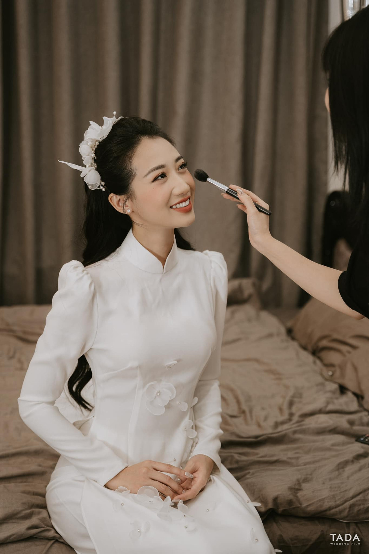 Lễ ăn hỏi với sự góp mặt của đông đảo người thân, anh em, bạn bè của cô dâu. Dưới bài viết cặp đôi nhận được rất nhiều lời chúc mừng.