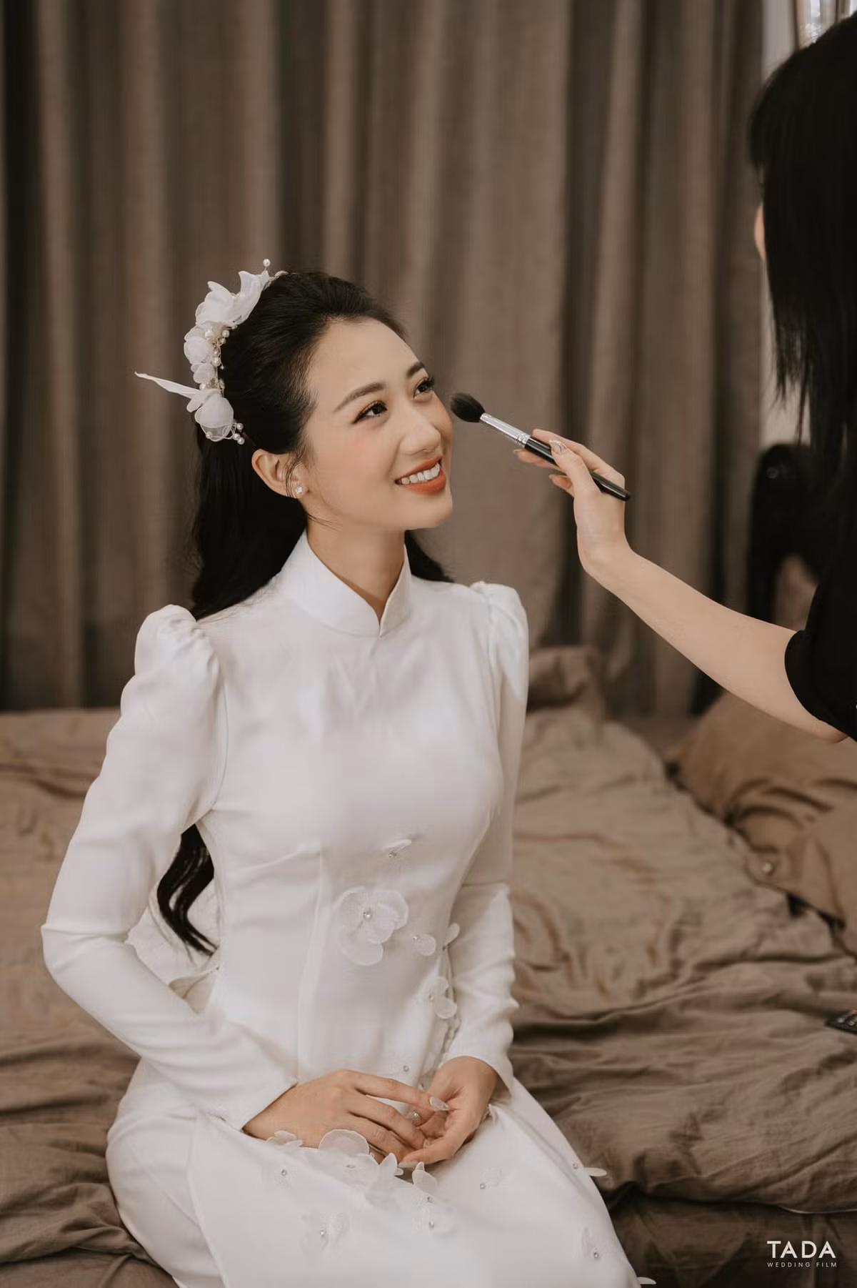 Lễ ăn hỏi với sự góp mặt của đông đảo người thân, anh em, bạn bè của cô dâu. Dưới bài viết cặp đôi nhận được rất nhiều lời chúc mừng.