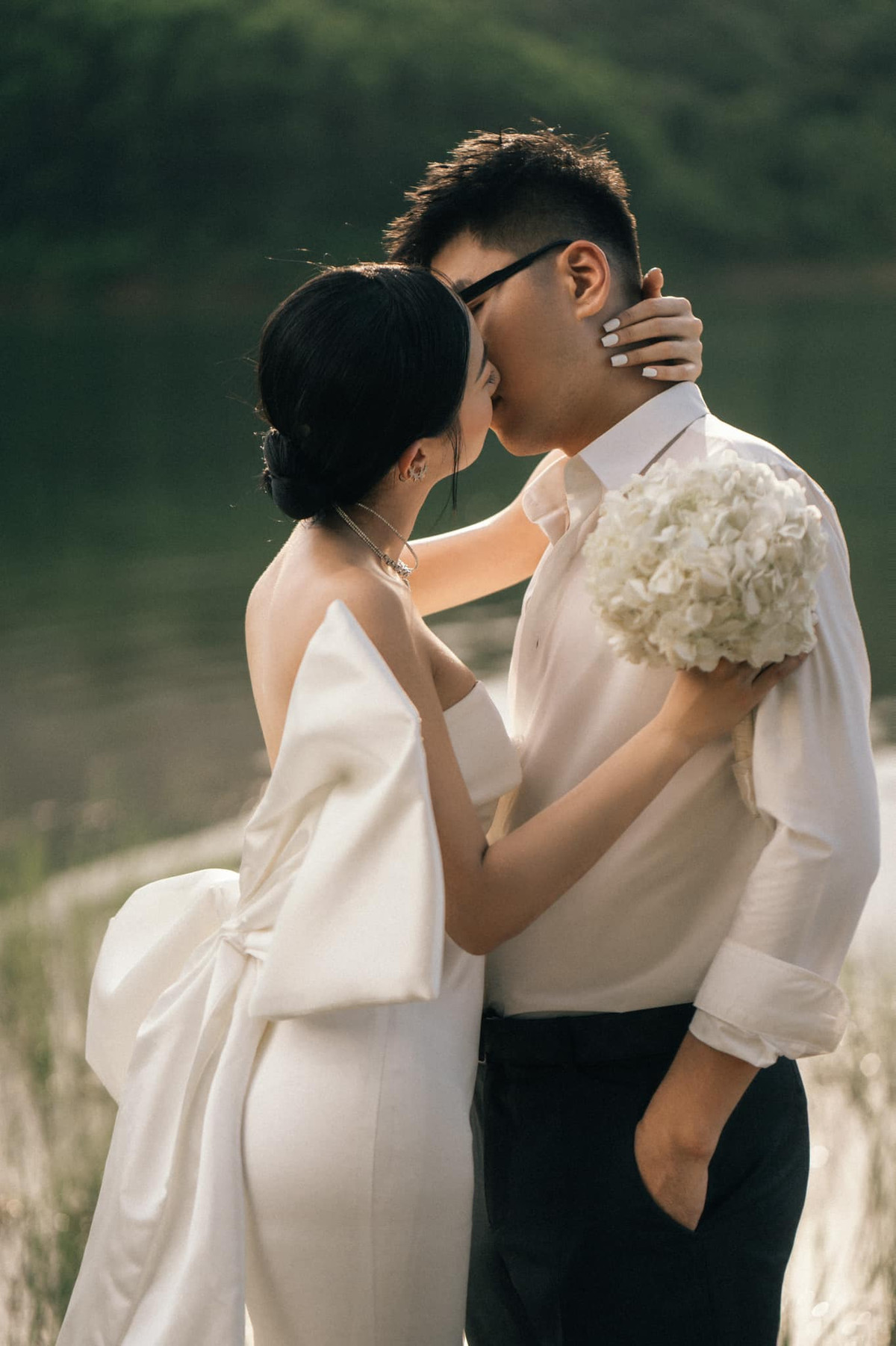 Kiều Ly Phạm đã có khoảng hơn 1 năm hẹn hò trước khi đồng ý lời cầu hôn của bạn trai Đức Anh - đạo diễn của MV See Tình, Ngày đầu Tiên,...