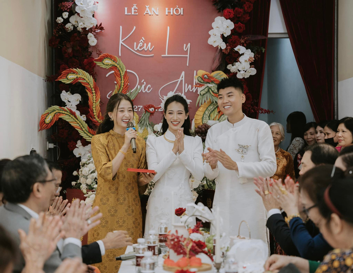 Cô chọn thiết kế có độ ôm vừa phải, phần cầu vai phồng tăng độ điệu đà.