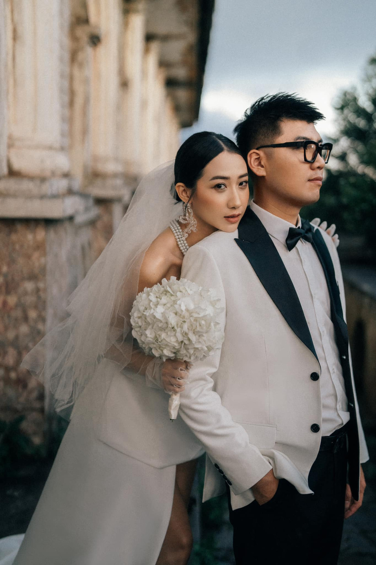 Khi ấy, Kiều Ly cũng gây sốt khi trao hoa và được ghép cặp với chú bộ đội Nhật Linh. Đôi trẻ nhanh chóng nhận về rất nhiều quan tâm.