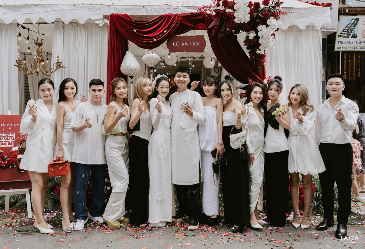 Quen thuộc với hình ảnh thường ngày cá tính, đến đám hỏi mỹ nhân gốc Hà thành hóa nàng thơ khiến nhiều người ngỡ ngàng.