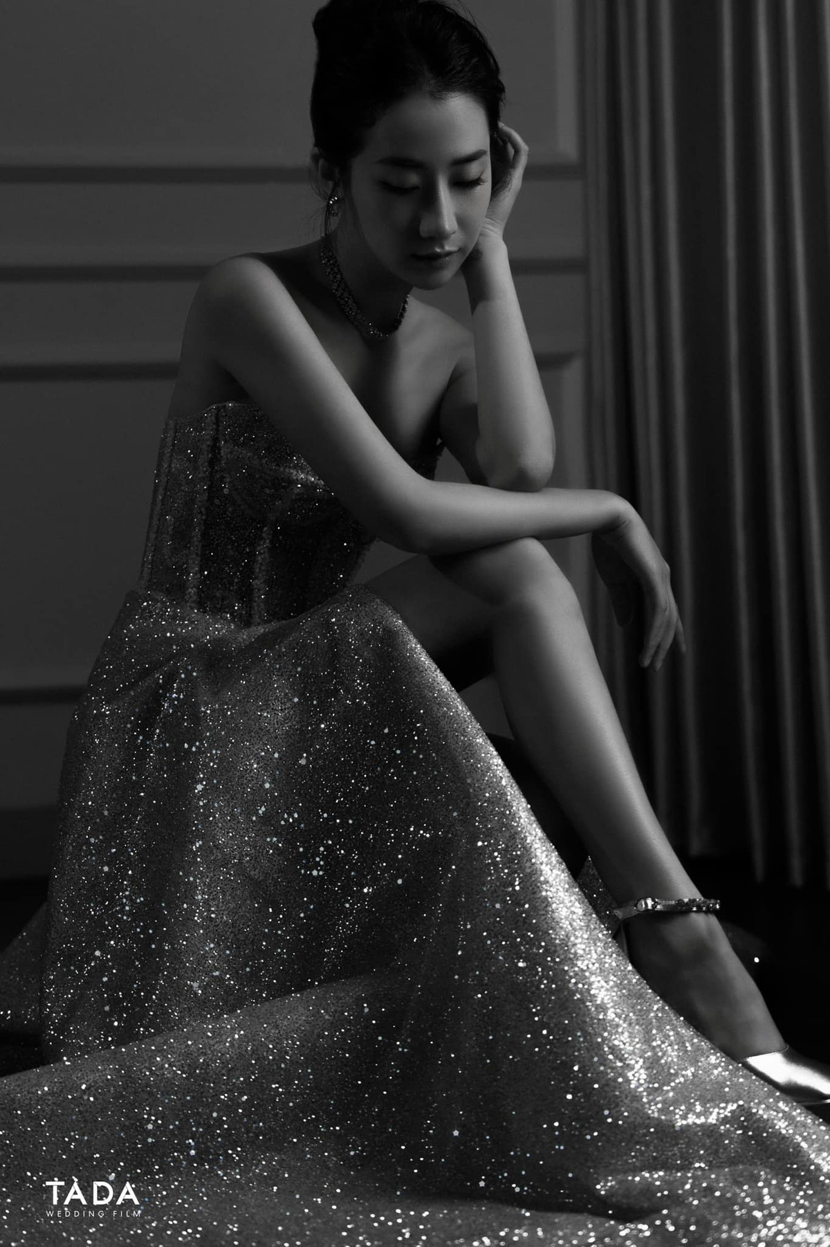 Chiếc váy cưới mà hot girl Người ấy là ai lựa chọn có thể phát sáng trong đêm, xinh đẹp lộng lẫy không khác gì nàng công chúa.