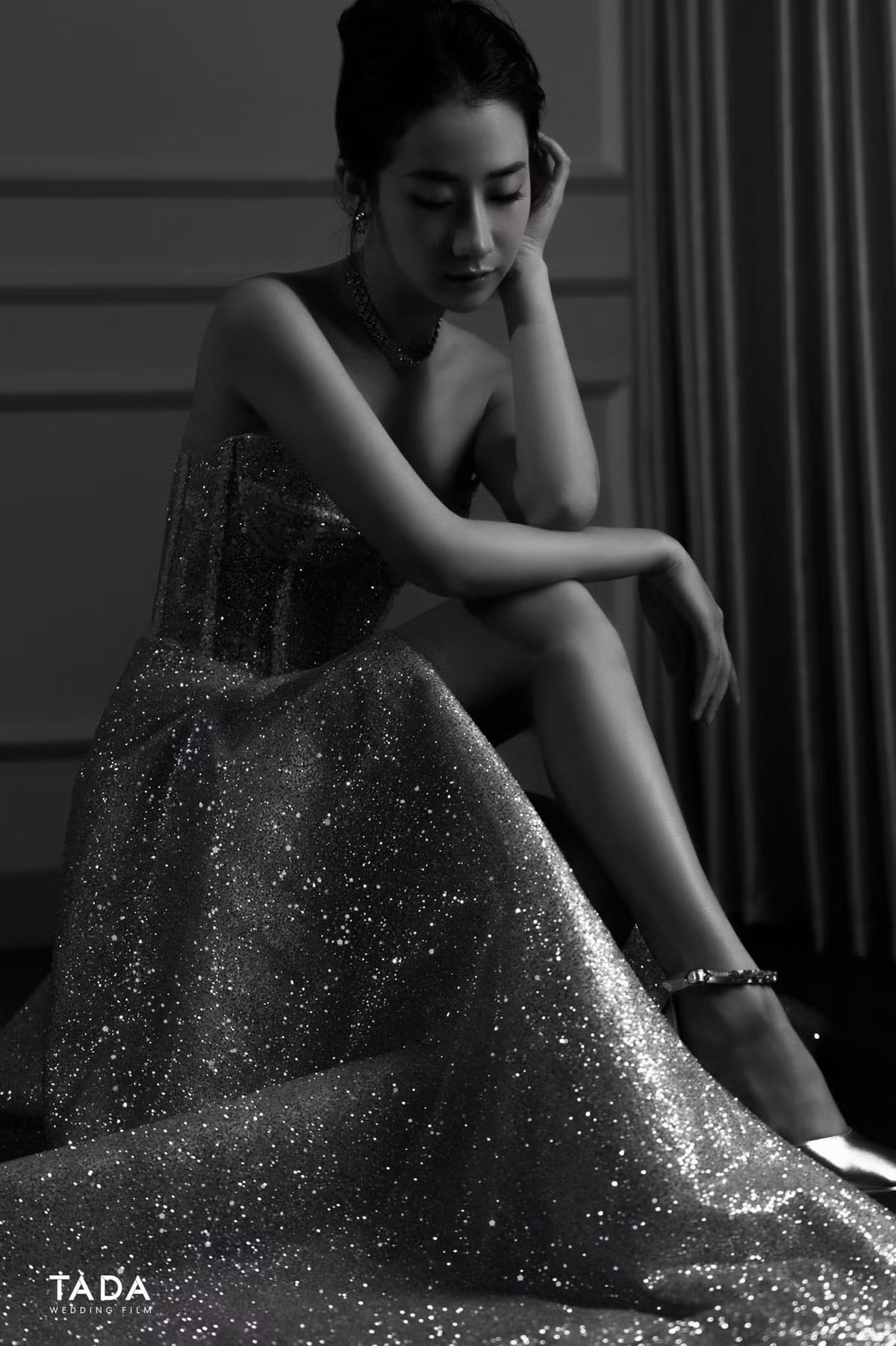 Chiếc váy cưới mà hot girl Người ấy là ai lựa chọn có thể phát sáng trong đêm, xinh đẹp lộng lẫy không khác gì nàng công chúa.