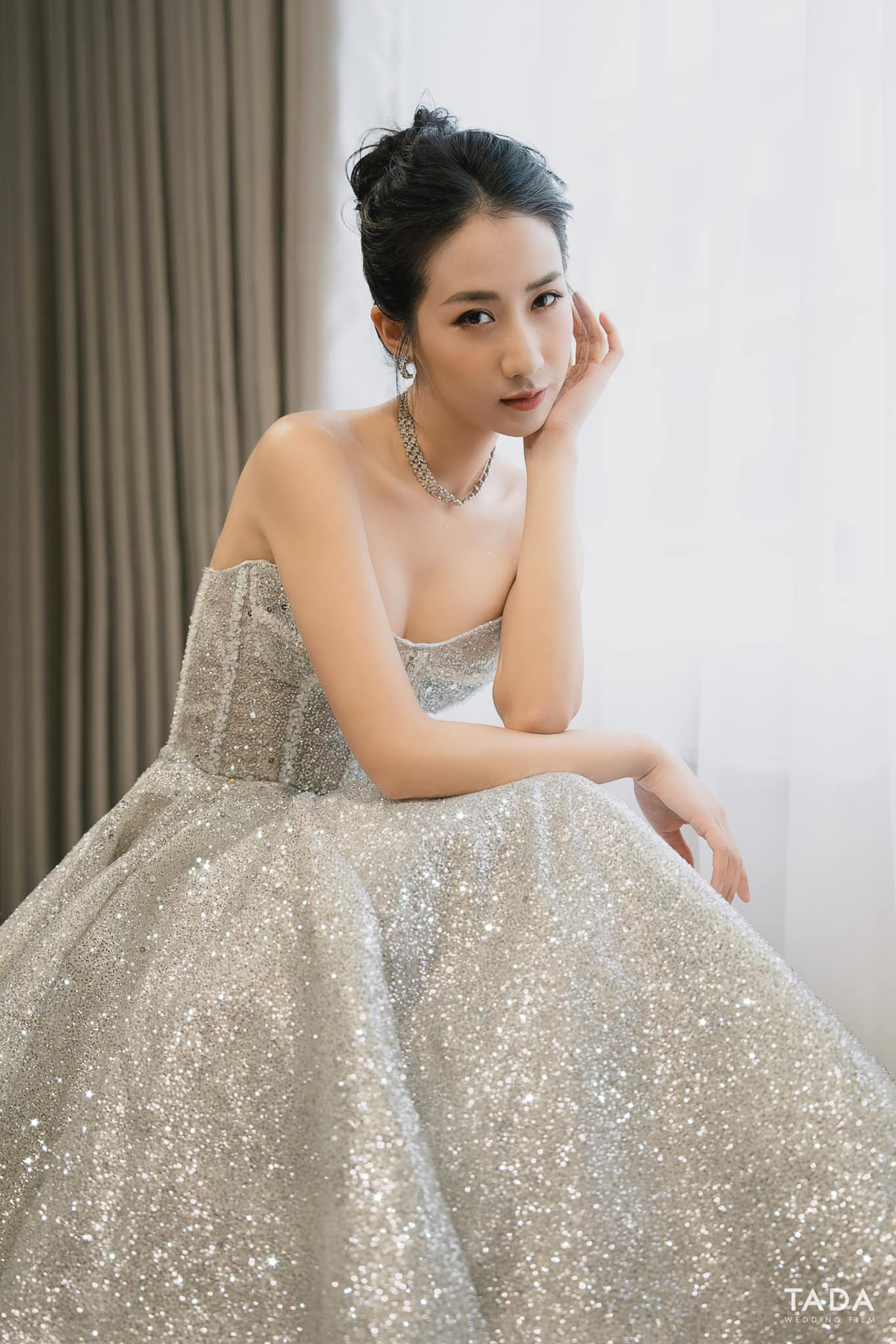 Ngoài ra loạt khoảnh khắc Kiều Ly diện váy cưới phát sáng cũng gây chú ý không kém.