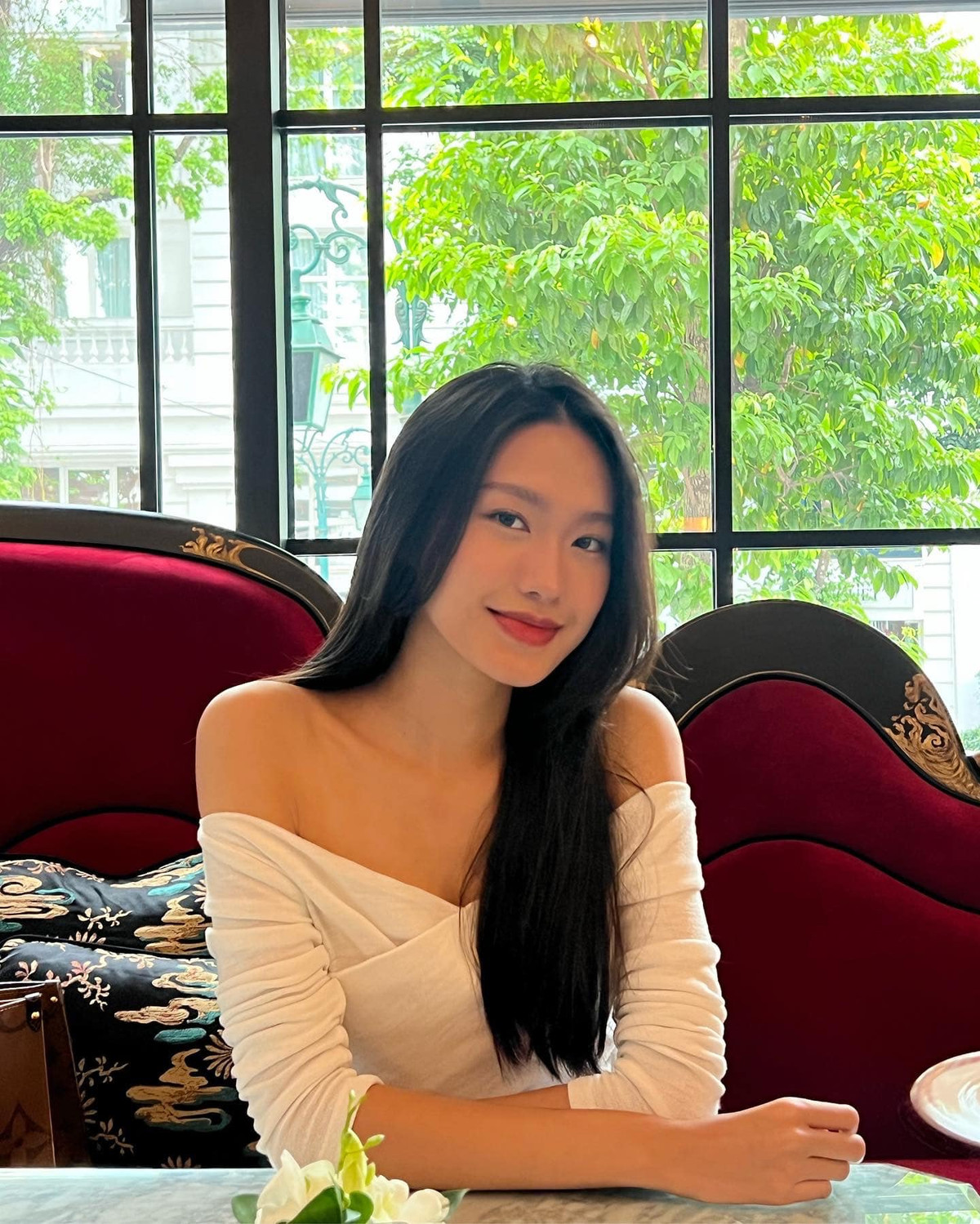 Để khoe trọn lưng trần gợi cảm, Doãn Hải My đã lựa chọn thiết kế áo được khoét xẻ toàn bộ phía sau.