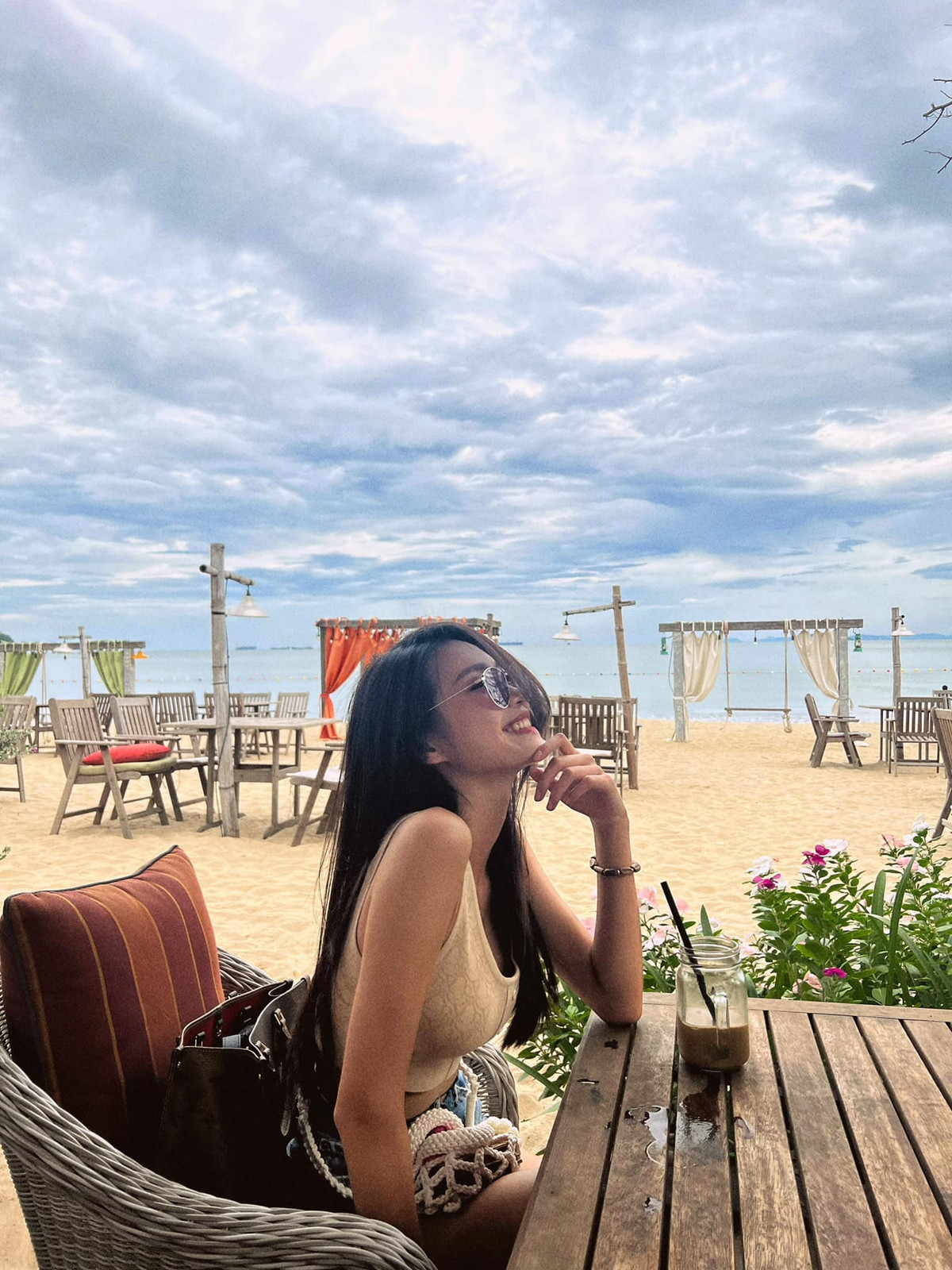 Dù clip được quay từ phía xa và khá mờ nhưng ai cũng phải trầm trồ với vóc dáng của người đẹp.