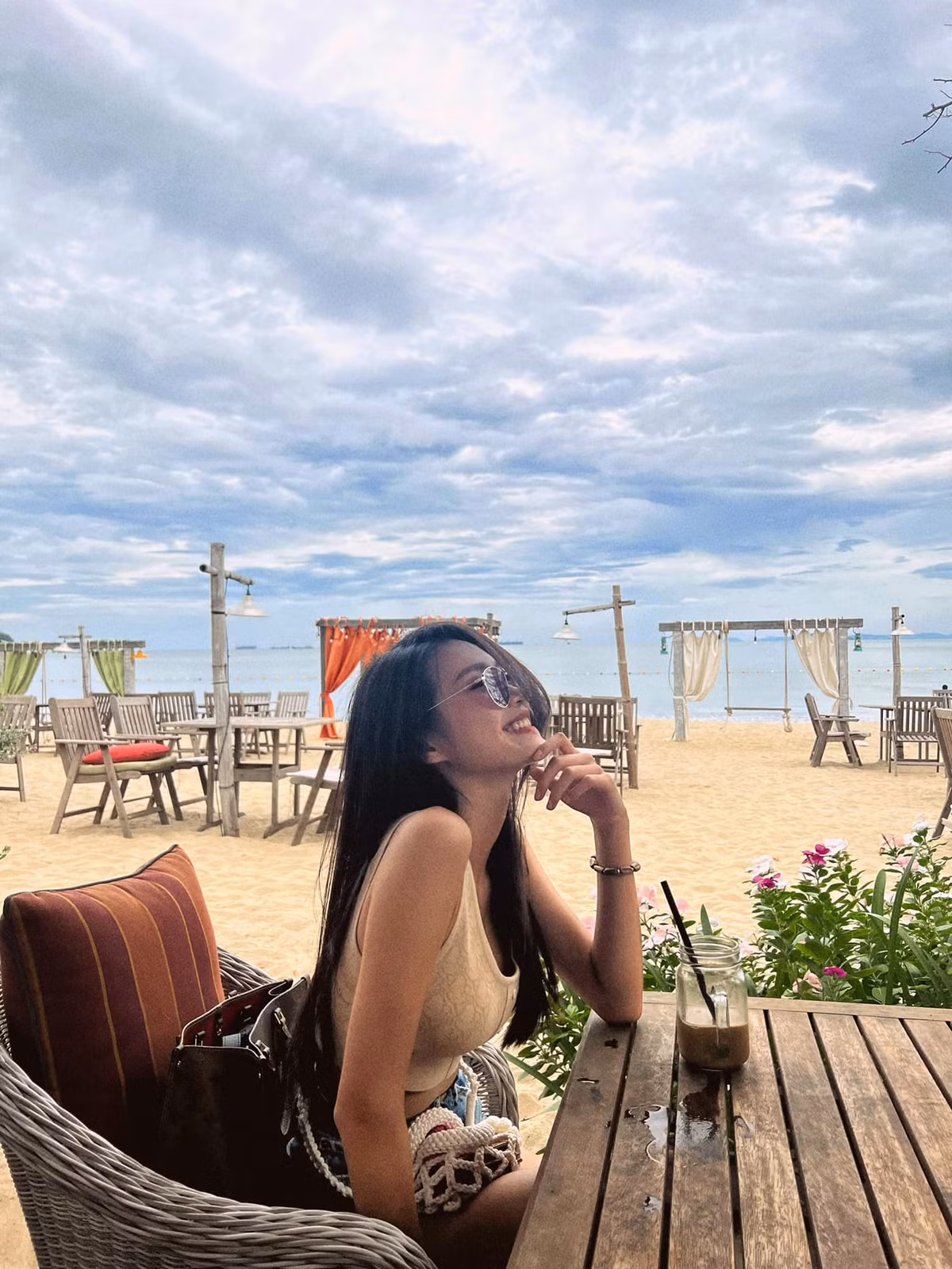 Dù clip được quay từ phía xa và khá mờ nhưng ai cũng phải trầm trồ với vóc dáng của người đẹp.