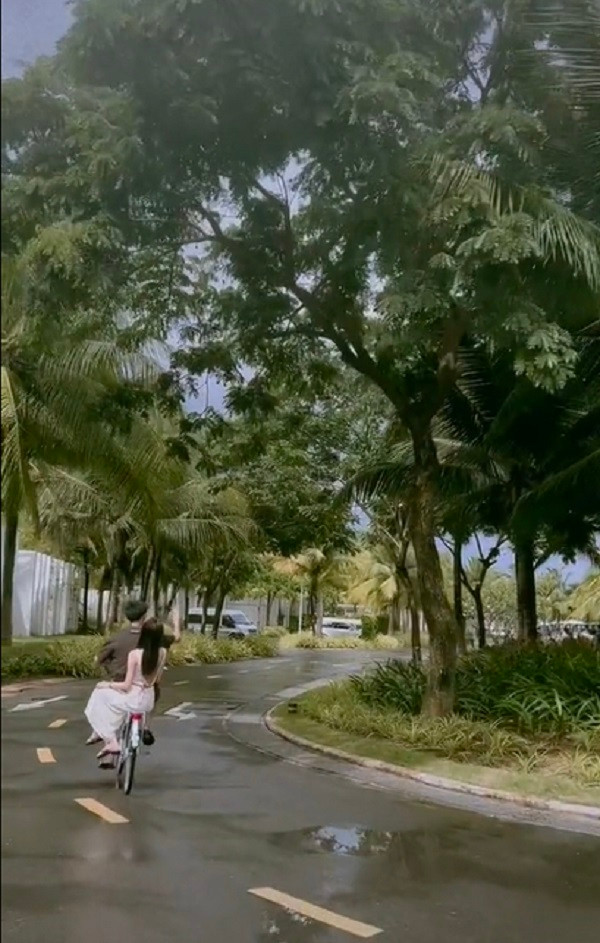 Không những vậy, Văn Hậu còn lồng thêm nhạc của ca khúc Cùng Anh với giai điệu “cùng anh băng qua bao đại dương cùng anh đi vượt ngàn con đường” vô cùng hợp với đoạn clip.