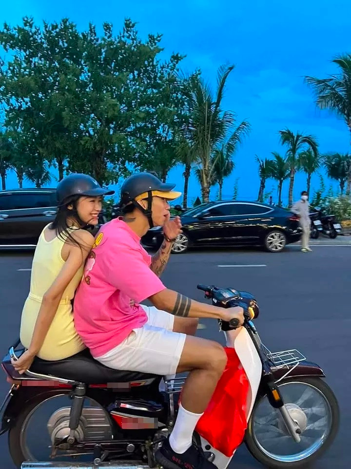 Thế nhưng tâm điểm chú ý lại là cách phối đồ của đôi trẻ. Theo đó, Văn Hậu diện quần đùi, áo phông tối màu nhìn rất khỏe khoắn trong khi bạn gái người đẹp Hoa hậu Việt Nam lại thướt tha với chiếc đầm trắng.