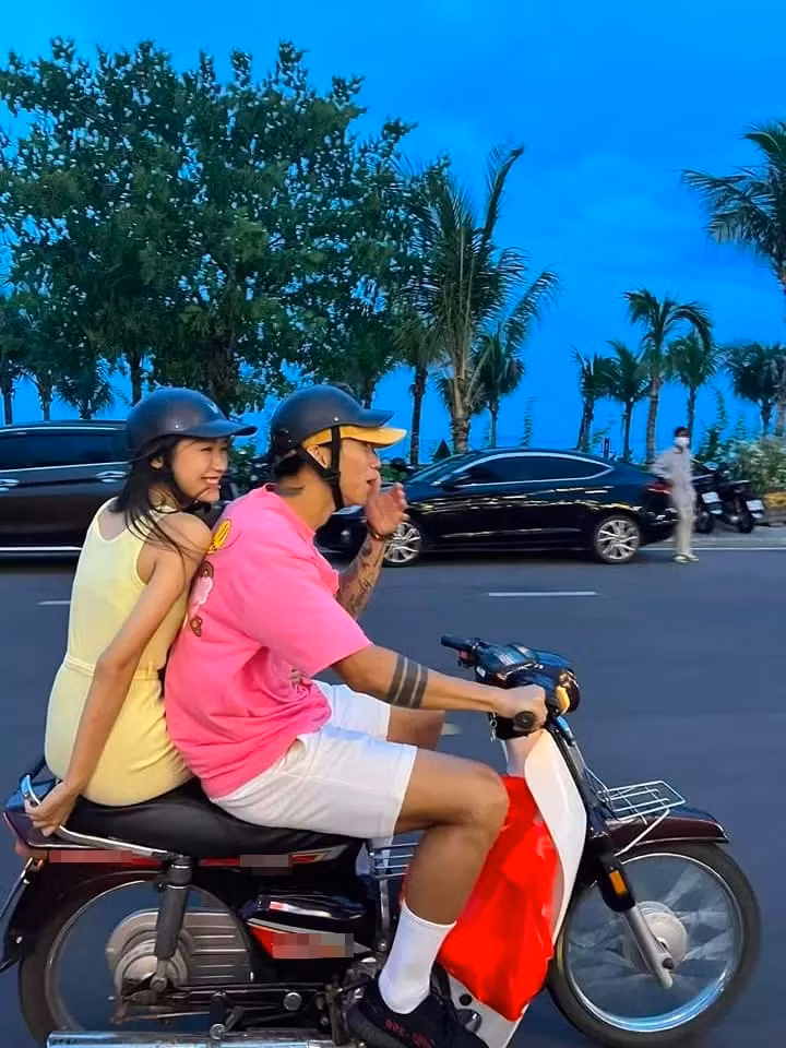 Thế nhưng tâm điểm chú ý lại là cách phối đồ của đôi trẻ. Theo đó, Văn Hậu diện quần đùi, áo phông tối màu nhìn rất khỏe khoắn trong khi bạn gái người đẹp Hoa hậu Việt Nam lại thướt tha với chiếc đầm trắng.