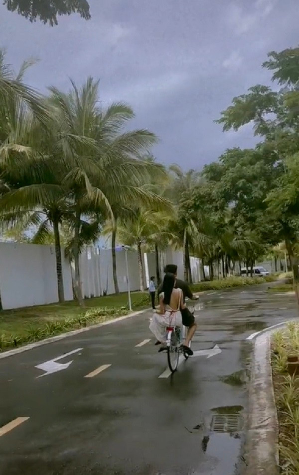 Mới đây, anh chàng đăng tải đoạn clip chở bạn gái Doãn Hải My đạp xe đạp quanh một khu du lịch trên trang TikTok cá nhân.