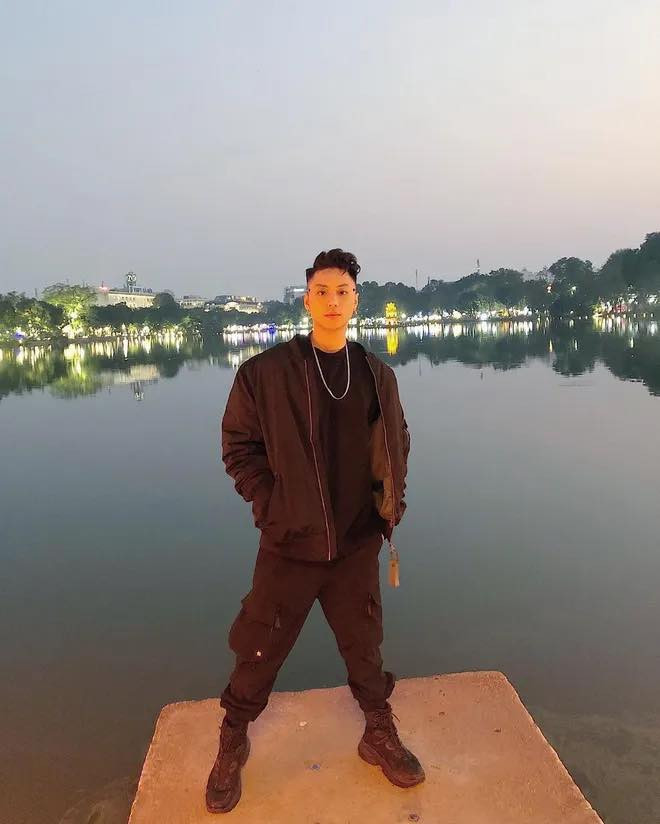 Nam DJ còn có một tình yêu mãnh liệt đối với món bánh mì, thậm chí còn “khuyến cáo” fan nếu thấy anh xuất hiện ở gần thì phải giấu hết bánh mì đi nếu không sẽ chẳng còn sót lại cái nào.