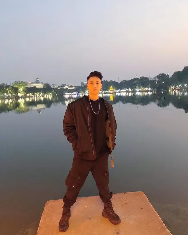 Nam DJ còn có một tình yêu mãnh liệt đối với món bánh mì, thậm chí còn “khuyến cáo” fan nếu thấy anh xuất hiện ở gần thì phải giấu hết bánh mì đi nếu không sẽ chẳng còn sót lại cái nào.