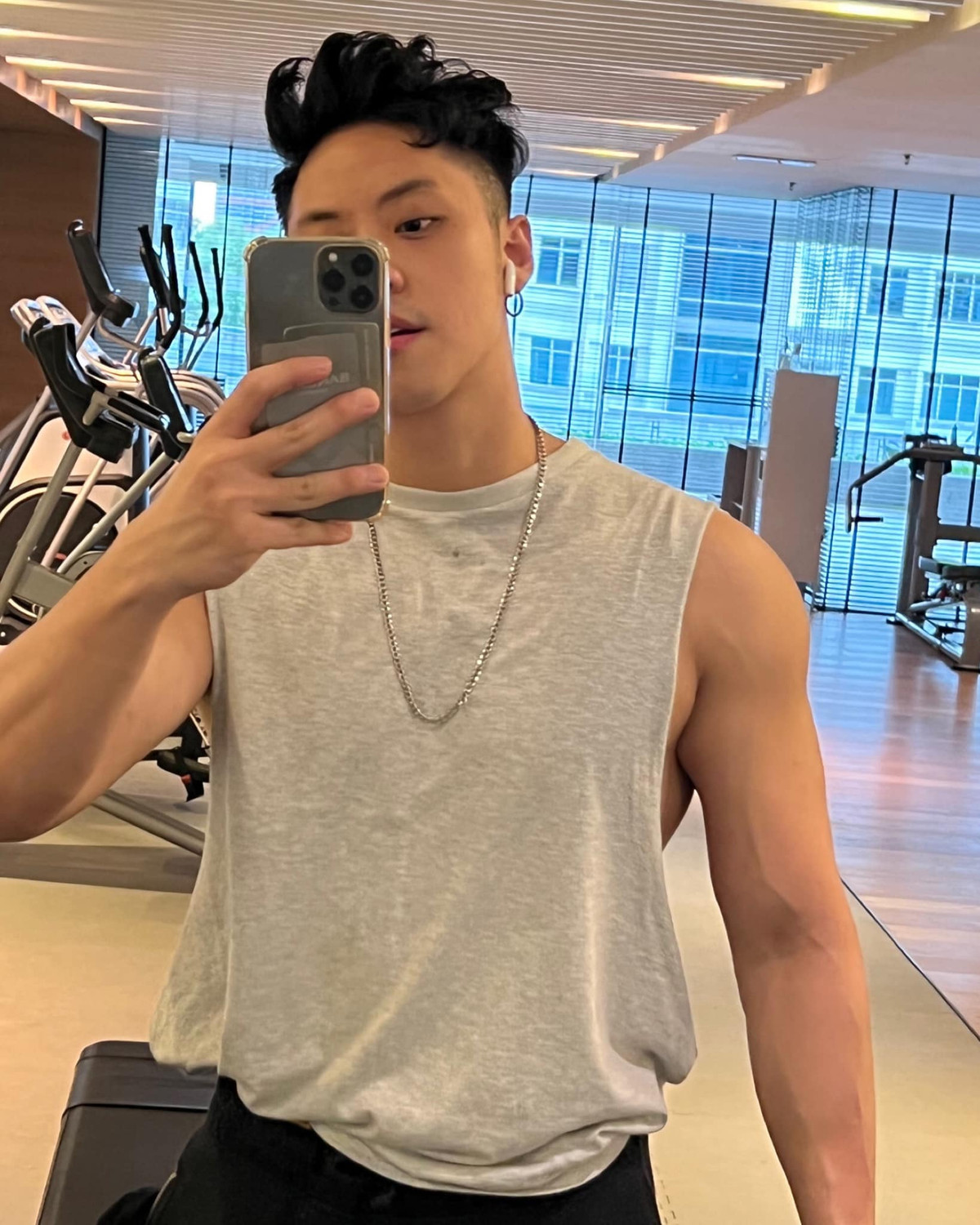 Ngoài ra DJ Wukong còn nổi bật với khả năng thông thạo 4 thứ tiếng cùng tài DJ nổi tiếng trong giới âm nhạc.