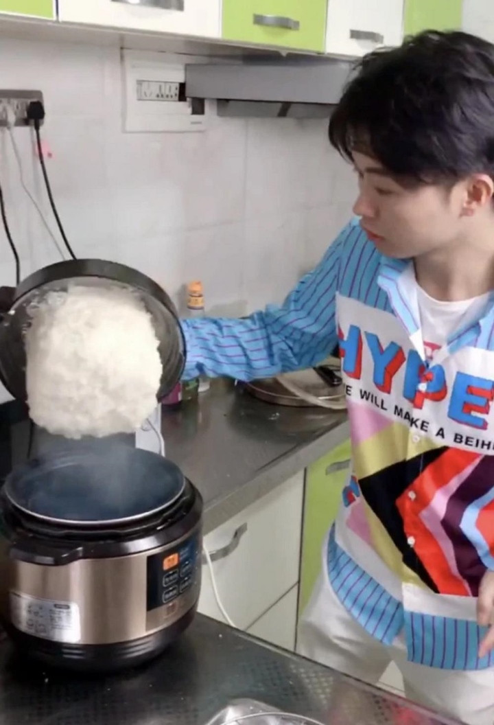 Chị bán hàng bảo nồi cơm chống dính và đúng thật là như vậy.