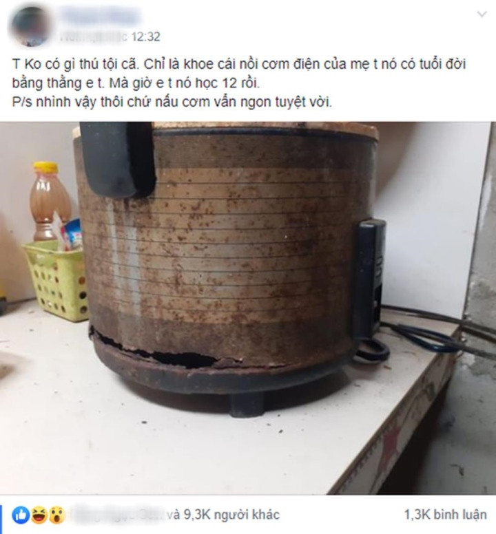 Chiếc nồi cơm điện này dù bên ngoài xập xệ, lâu đời nhưng vẫn được gia chủ dùng nấu cơm ngon lành.