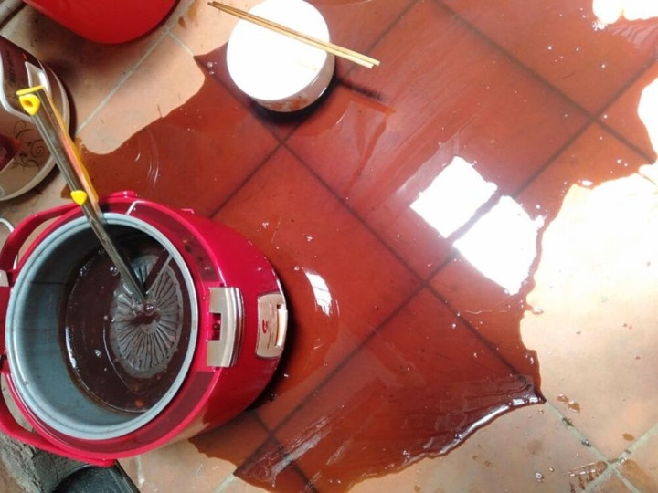Mua nồi cơm điện nhưng lại thích đem đi nấu chè và cái kết lênh láng.