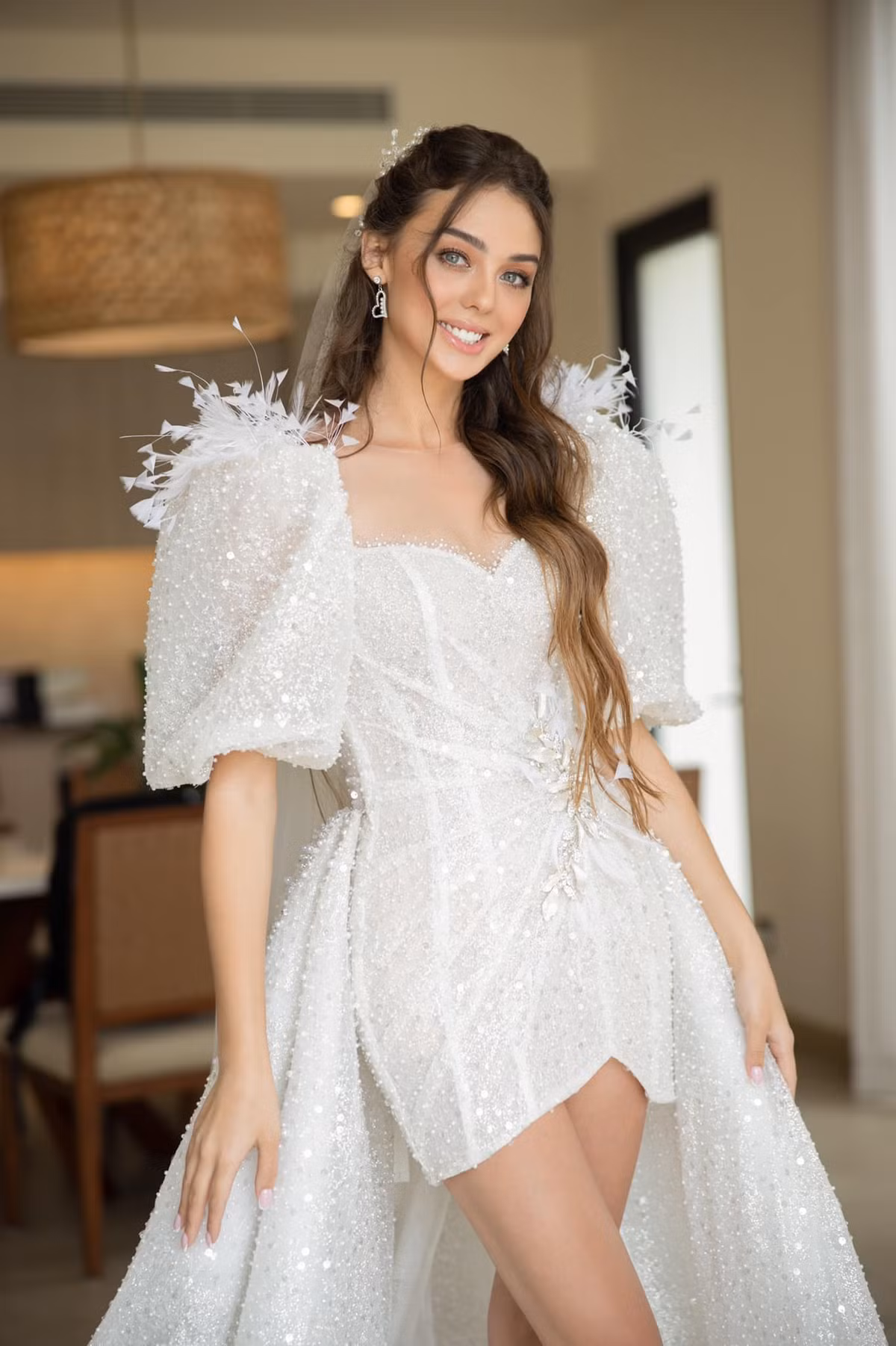 Sở hữu nhan sắc xinh đẹp, nóng bỏng quyến rũ, cùng thần thái chuyên nghiệp, vợ Bùi Tiến Dũng rất được các nhãn hàng trong nước ưu ái.