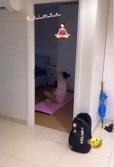 Thủ môn Bùi Tiến Dũng liên tục chọn những lúc vợ xuề xòa nhất như khi tập yoga, làm việc nhà để tung lên mạng.