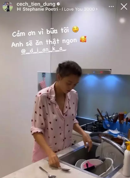 Khoảnh khắc nàng mẫu Tây đang bù đầu nấu cơm hay rửa bát, Bùi Tiến Dũng vẫn tích cực làm "phó nháy" lưu lại.