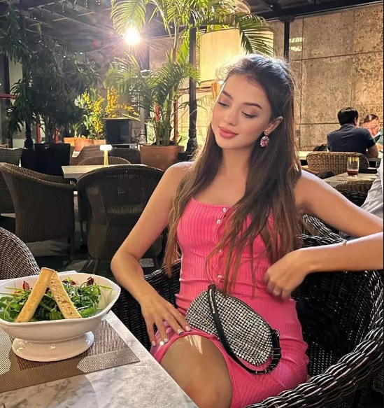 Bà xã người nước ngoài của thủ môn Bùi Tiến Dũng được khen ngợi nhan sắc ngay cả khi bầu bí.