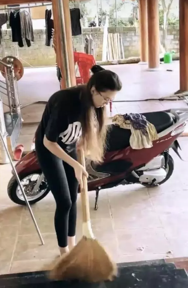 Khi về quê chơi, Bùi Tiến Dũng cũng không quên lưu lại khoảnh khắc bạn gái mình chăm chỉ quét nhà.