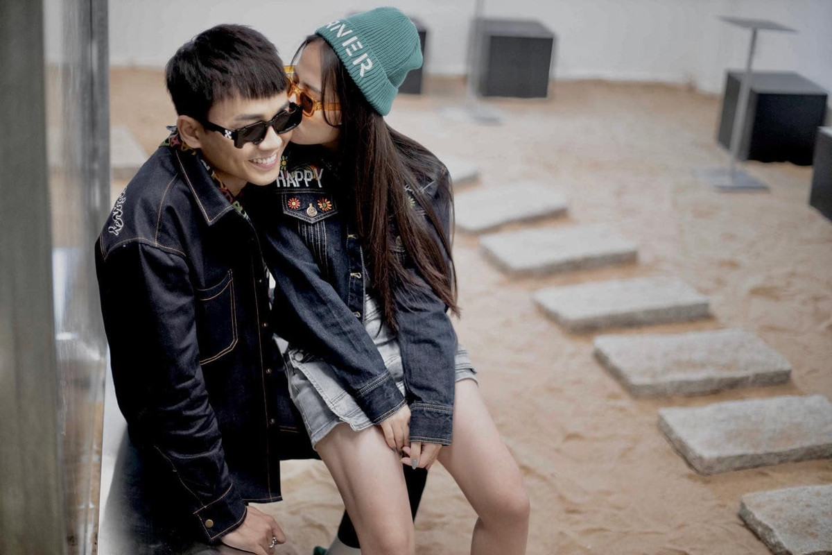 Trong khi đó, Huyền My lại hài hước nhờ sự tư vấn của dân mạng để mua quà cho chồng. Số tiền mua quà được "Cô chủ tiệm nail" chi để mua quà chỉ vỏn vẹn 100 nghìn đồng.