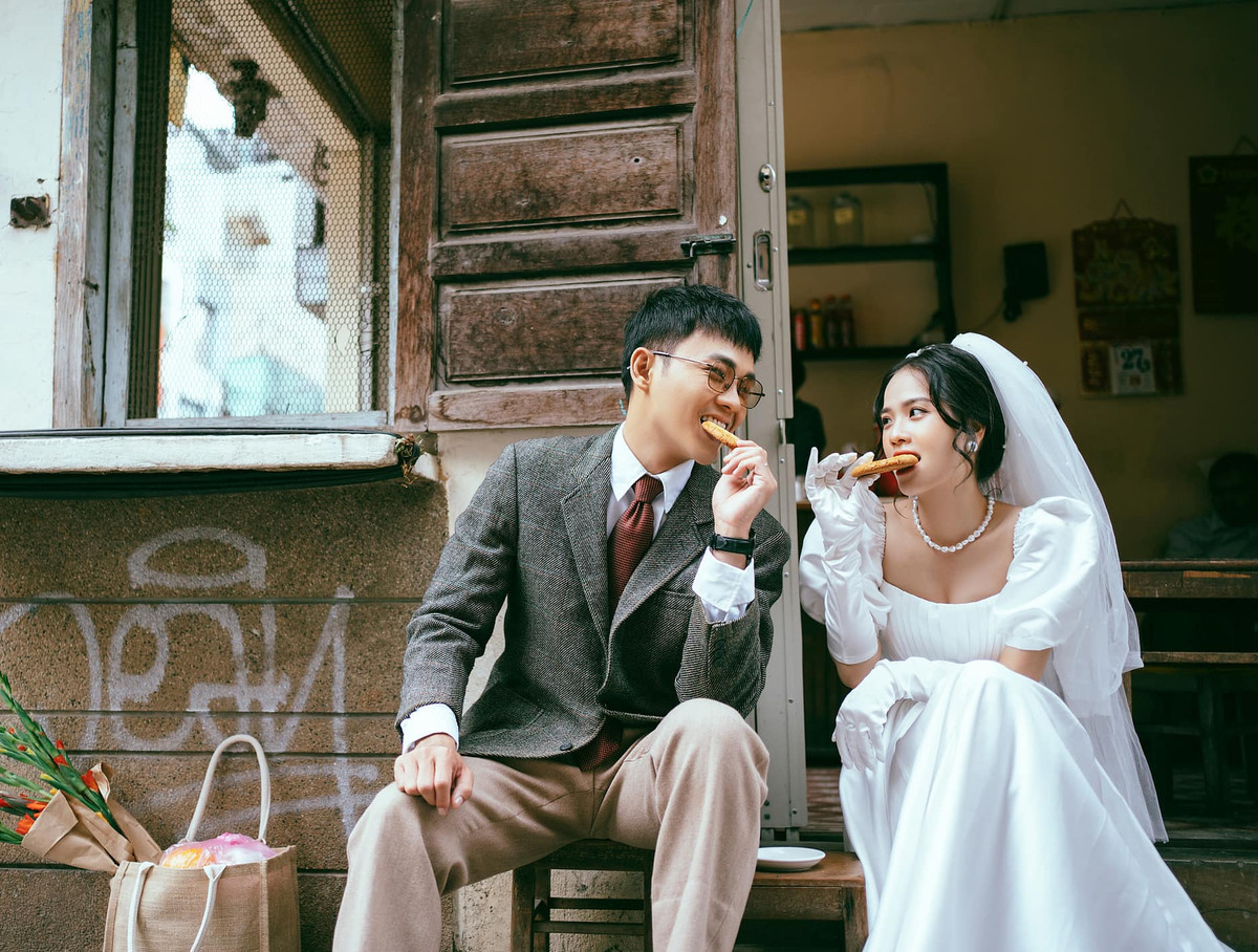 Trước đó, Huyền My và Anh Tú đã đi chụp ảnh cưới ở Đà Lạt. Ngoài ra, cặp đôi cũng tranh thủ quãng thời gian này để tận hưởng kỳ nghỉ trăng mật.