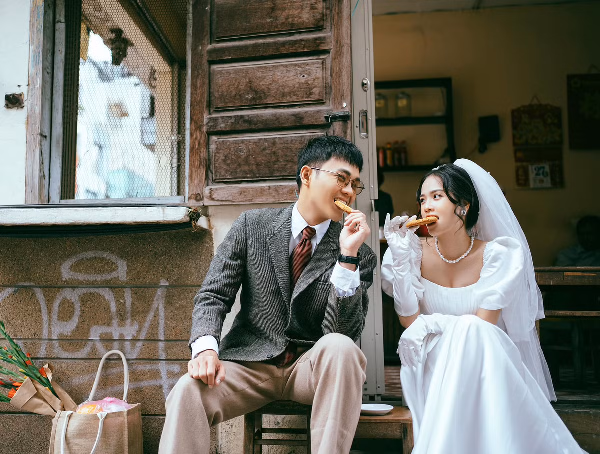 Trước đó, Huyền My và Anh Tú đã đi chụp ảnh cưới ở Đà Lạt. Ngoài ra, cặp đôi cũng tranh thủ quãng thời gian này để tận hưởng kỳ nghỉ trăng mật.