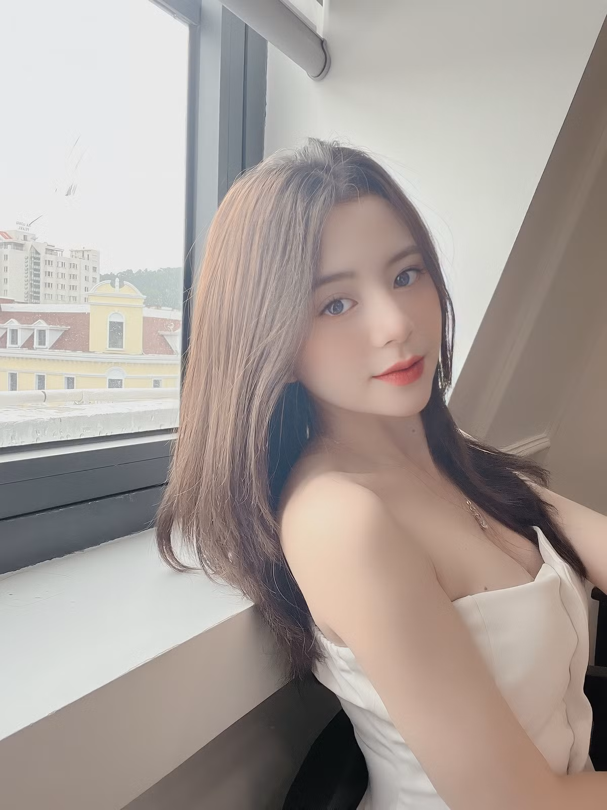 Nhung Tây từng giành giải Á Khôi trong cuộc thi Miss Văn hóa - Du lịch Mở rộng do trường Đại học Thủ đô tổ chức.